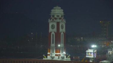 Saat Kulesi, Har ki Pauri, Haridwar, Uttarakhand, Hindistan. Ganga Nehri, Gangetic Ovası 'na ilk kez Haridwar' da girer. Ganga 'nın çevresindeki saat kulesi hacılar tarafından çevrilidir..