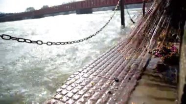 Ganj nehri rıhtımında süpürge çeken bir adam. Haridwar, Uttarakhand, Hindistan 'daki Ganga Ghat' larını temizliyorum. Temiz Ganga (Temiz Ganj). Temiz Uttarakel. Temiz Hindistan..