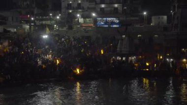 Haridwar 'da Ganga Aarti Töreni (Ganga Pujan Töreni), Uttarakhand India. Kutsal Ganga, kalabalık, rahipler ve büyük ateş mumları..