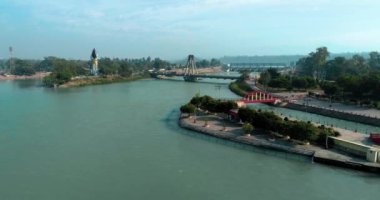 Haridwar şehrinin hava görüntüleri Hindu tanrı Shiva 'nın büyük heykelini gösteriyor, tanrıça Ganga heykeli, hacılar ve Ganga nehri Haridwar, Uttarakhand, Hindistan.