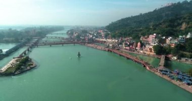 Haridwar şehrinin hava görüntüleri Hindu tanrı Shiva 'nın büyük heykelini gösteriyor, tanrıça Ganga heykeli, hacılar ve Ganga nehri Haridwar, Uttarakhand, Hindistan.