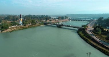 Haridwar şehrinin hava görüntüleri Hindu tanrı Shiva 'nın büyük heykelini gösteriyor, tanrıça Ganga heykeli, hacılar ve Ganga nehri Haridwar, Uttarakhand, Hindistan.
