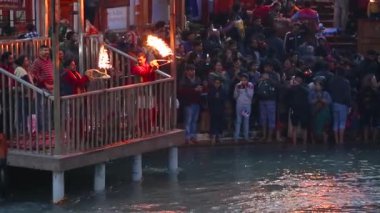Rahiplerin Ganga Pujan (Ganga Aarti) yaparken çektiği statik sahne Ganj 'a büyük mumlar ve Antik Çanlar ile Har Ki Pauri, Haridwar, Uttarakhand, Hindistan.