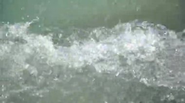 Ganga Ghat, Har ki pauri, Haridwar, Uttarakhand, Hindistan 'da nehir Ganj Nehri (Ganga Nehri) kristal berraklığında akar..
