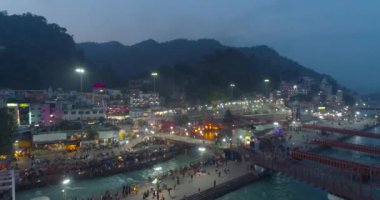 GÖREVLİ HARIDWAR GECE, UTTARAKHAND, Hint Şimşeği, kristal kutsal Ganga nehrinin suyu kutsal kenti 'Haridwar' ı daha memnun eder..