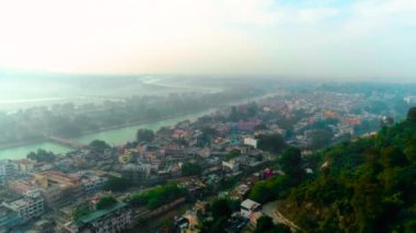 İleri Har Ki Pauri, Haridwar, Uttarakhand, Hindistan Ganga Ghat, Holy River Ganga 'yı, Ganga Ghat' taki hacıları ve Ganj Nehri üzerindeki köprüleri gösteriyor.