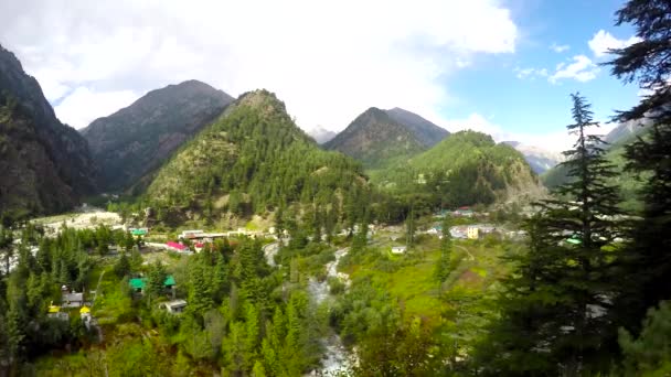 Uttarakhand Hindistan Uttarkashi Bölgesinin Güzel Harsil Köyü Nehir Dağlarla Çevrili — Stok video