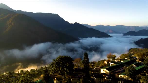 インドのGarhwal Uttarakhand丘の村の上の空の雲の美しいタイムラプス チャモリの村Gopeshwar — ストック動画