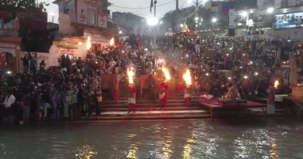 インド ウッタラーカンド州ハリド戦争におけるガンガ アーティ儀式 ガンガ プジャン儀式 聖なるガンガ 大規模な火のろうそくを示す — ストック動画