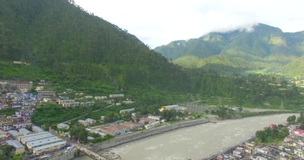 Uttarakhand Köyü Uttarkashi Hindistan Etrafı Orman Dağ Tepelerle Çevrili Nehir — Stok video