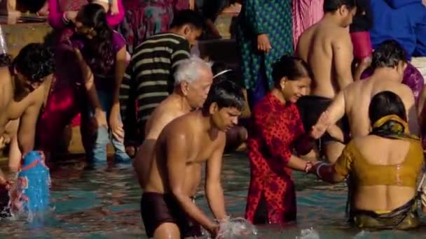 Seyyahların Ayinsel Banyo Yaparken Yavaş Çekimleri Har Pauri Haridwar Uttarakhand — Stok video