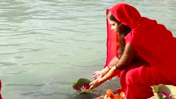 Tiro Uma Senhora Vestindo Tradicional Pujan Saree Adorando Holy River — Vídeo de Stock