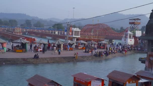 Panela Direita Atirou Haridwar Uttarakhand Índia Mostrando Ponte Rio Sagrado — Vídeo de Stock