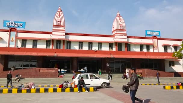 ハリドウォー鉄道駅 ウッタラーカンド インドの静止画撮影 観光客 鉄道駅の外に座っている乗客 駅を通過する車両を表示します — ストック動画