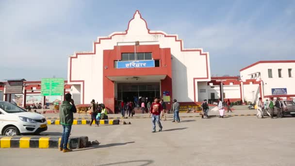 ハリドウォー鉄道駅 ウッタラーカンド インドの静止画撮影 観光客 鉄道駅の外に座っている乗客 駅を通過する車両を表示します — ストック動画