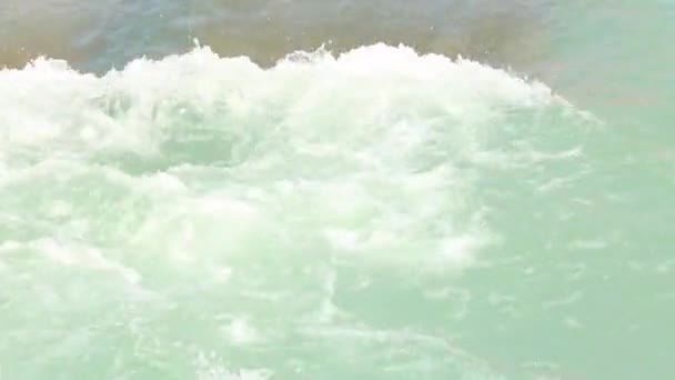 Strzał Ukazujący Płynącą Wodę Świętej Rzeki Gangi Ganges Kapłanów Wykonujących — Wideo stockowe