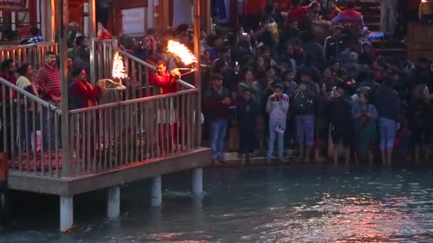 Statyczne Ujęcie Kapłanów Wykonujących Ganga Pujan Ganga Aarti Czczących Ganges — Wideo stockowe