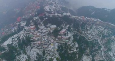 Mussoorie ve komşu bölgeleri kalın kar tabakalarıyla kaplıdır. Mussoorie Uttarakhand, Hindistan 'da popüler bir tepe istasyonudur. Tepeler, dağlar, kar yağışı, kış mevsimi meşhurdur..