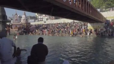Har Ki Pauri, Haridwar, Uttarakhand, Hindistan manzarası. Hacılar Hindu ayinlerini gerçekleştiriyor ve Ganga Ghatları 'nda dua ediyorlar..