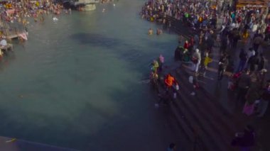 Haridwar 'daki kutsal ghat ve tapınaklar, Uttarakhand Hindistan, Hindu dini için kutsal kasaba. Seyyahlar Ganj Nehri 'nde namaz kılıyor ve yıkanıyor. Haridwar Saat Kulesi.