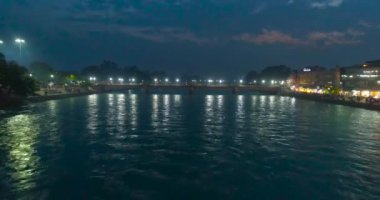 Haridwar 'ın güzel gece manzarası, Uttarakhand Hindistanı. Akşamları Kutsal Ganj' ın akan suları, şehrin aydınlığı gibi daha güzel görünür. Suyu renkli kılar..