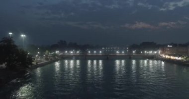 Haridwar 'ın güzel gece manzarası, Uttarakhand Hindistanı. Akşamları Kutsal Ganj' ın akan suları, şehrin aydınlığı gibi daha güzel görünür. Suyu renkli kılar..