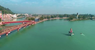 Haridwar 'daki Har ki Pauri' nin Uttarakhand, Hindistan 'daki Ganj Nehri kıyısındaki kutsal ghat manzarası. İnsanlar Har ki Pauri için Bhagirathi köprüsünü kullanıyor..
