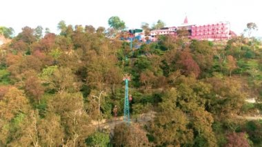 Uttarakhand, Hindistan, Haridwar 'ın kutsal şehrinin havadan görünüşü. Mansa Devi Tapınağı, Haridwar kutsal kasabası ve Ganga Nehri..