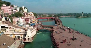 İleri Har Ki Pauri, Haridwar, Uttarakhand, Hindistan Ganga Ghat, Holy River Ganga 'yı, Ganga Ghat' taki hacıları ve Ganj Nehri üzerindeki köprüleri gösteriyor.