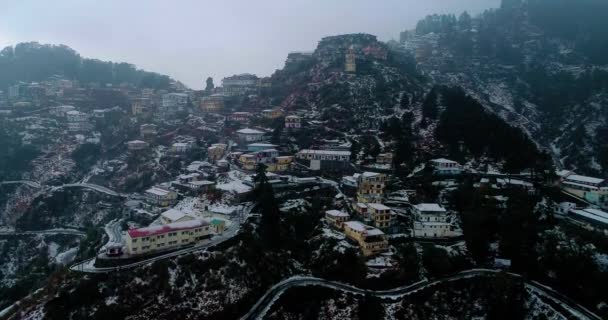 ムッソリーの絵のような町と雪の厚いシートで覆われたその近隣地域 ムッソリーは インドのウッタラーカンド州の人気のある丘の駅です — ストック動画