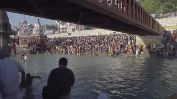 View Har Pauri Haridwar Uttarakhand India Pilgrims Performing Hindu Rituals — Stock Video