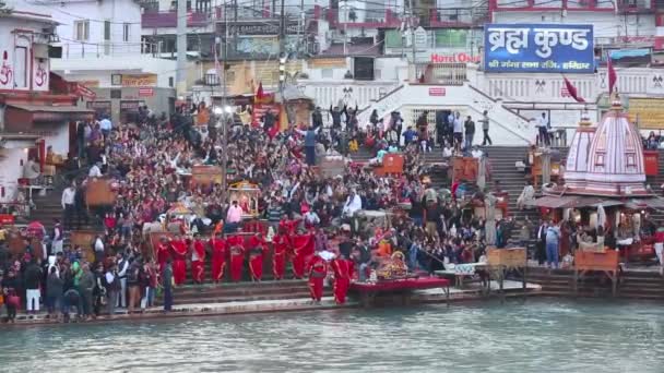 Static Shot Ganga Arti Har Pauri Haridwar Priests Pilgrims Doing — стоковое видео