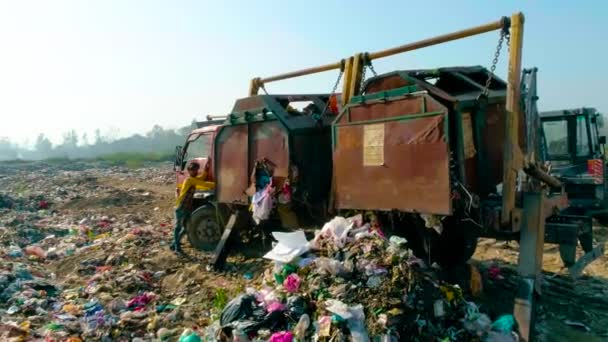 固形廃棄物管理工場でJcbマシンを使用したインド ウッタラーカンド州の固形廃棄物管理工場での撮影 — ストック動画
