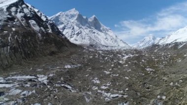 Gomukh ya da Gaumukh Uttarakhand, Yukarı Himalayalar 'da Ganj Nehri' nin başlıca akıntılarından biri olan Gangotri Buzulu ve Bhagirathi Nehri 'nin son durağıdır.