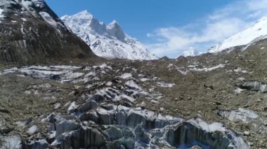 Gomukh ya da Gaumukh Uttarakhand, Yukarı Himalayalar 'da Ganj Nehri' nin başlıca akıntılarından biri olan Gangotri Buzulu ve Bhagirathi Nehri 'nin son durağıdır.