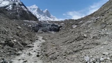 Gomukh ya da Gaumukh Uttarakhand, Yukarı Himalayalar 'da Ganj Nehri' nin başlıca akıntılarından biri olan Gangotri Buzulu ve Bhagirathi Nehri 'nin son durağıdır.