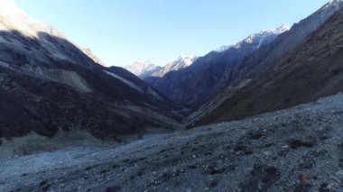 Gomukh ya da Gaumukh Uttarakhand, Yukarı Himalayalar 'da Ganj Nehri' nin başlıca akıntılarından biri olan Gangotri Buzulu ve Bhagirathi Nehri 'nin son durağıdır.