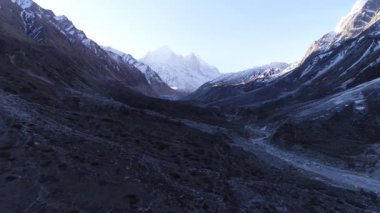 Gomukh ya da Gaumukh Uttarakhand, Yukarı Himalayalar 'da Ganj Nehri' nin başlıca akıntılarından biri olan Gangotri Buzulu ve Bhagirathi Nehri 'nin son durağıdır.