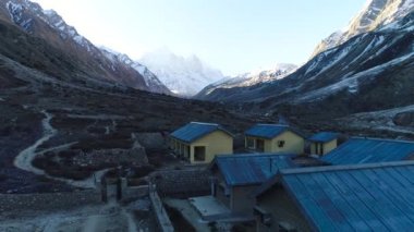 Gomukh ya da Gaumukh Uttarakhand, Yukarı Himalayalar 'da Ganj Nehri' nin başlıca akıntılarından biri olan Gangotri Buzulu ve Bhagirathi Nehri 'nin son durağıdır.