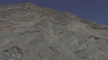 Yürüyüşçüleri gösteren Gangotri-Gaumukh yürüyüşü. Trek sizi Gangotri buzulunun burnundaki Ganj Nehri 'nin mitolojik kaynağı olan Gomukh' a götürür. Yaklaşık 18 km uzunluğunda bir yürüyüş.