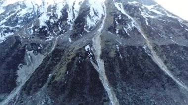 Gomukh ya da Gaumukh Uttarakhand, Yukarı Himalayalar 'da Ganj Nehri' nin başlıca akıntılarından biri olan Gangotri Buzulu ve Bhagirathi Nehri 'nin son durağıdır.