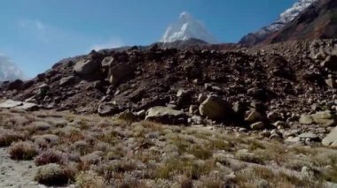Yürüyüşçüleri gösteren Gangotri-Gaumukh yürüyüşü. Trek sizi Gangotri buzulunun burnundaki Ganj Nehri 'nin mitolojik kaynağı olan Gomukh' a götürür. Yaklaşık 18 km uzunluğunda bir yürüyüş.