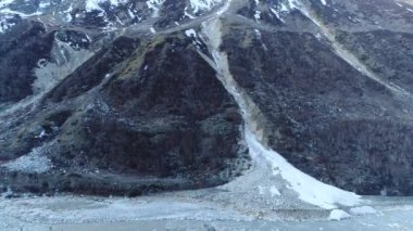 Gomukh ya da Gaumukh Uttarakhand, Yukarı Himalayalar 'da Ganj Nehri' nin başlıca akıntılarından biri olan Gangotri Buzulu ve Bhagirathi Nehri 'nin son durağıdır.