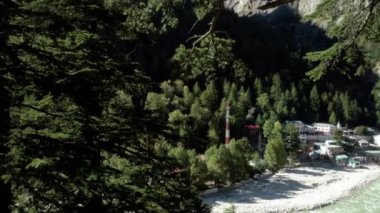 Yürüyüşçüleri gösteren Gangotri-Gaumukh yürüyüşü. Trek sizi Gangotri buzulunun burnundaki Ganj Nehri 'nin mitolojik kaynağı olan Gomukh' a götürür. Yaklaşık 18 km uzunluğunda bir yürüyüş.