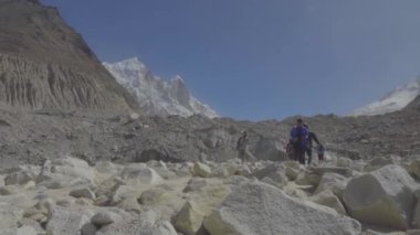 Yürüyüşçüleri gösteren Gangotri-Gaumukh yürüyüşü. Trek sizi Gangotri buzulunun burnundaki Ganj Nehri 'nin mitolojik kaynağı olan Gomukh' a götürür. Yaklaşık 18 km uzunluğunda bir yürüyüş.