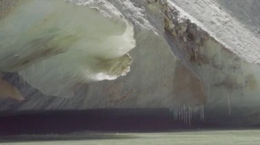 Gangotri Buzulu 'nun erimesi, Gangotri' den Gaumukh Trek.Gangotri-Gaumukh Tapovan yürüyüşü, Hindistan 'ın Uttarakhand eyaletinde popüler bir yürüyüştür. Gangotri buzulunun dibinde yer alıyor..