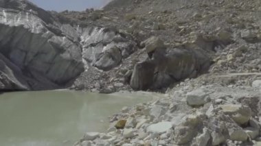Gangotri kasabasından yaklaşık 18 km uzaklıktaki Gomukh, Çetelerin önemli bir kolu olan Bhagirathi Nehri 'nin kesin kaynağıdır. Gangotri buzulu geleneksel bir Hindu hac alanıdır..