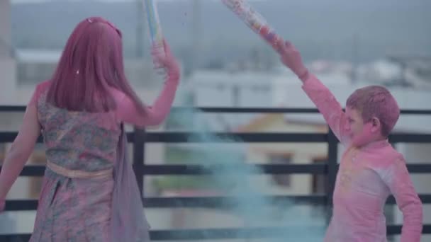 인도의 축제인 홀리를 연주하는 소녀와 서로를 색칠하고 축제를 즐기고 즐거움과 — 비디오