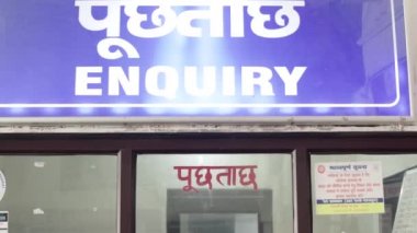 Corona salgını sırasında Hindistan 'daki tren istasyonunda bir soruşturma tezgahı.. 