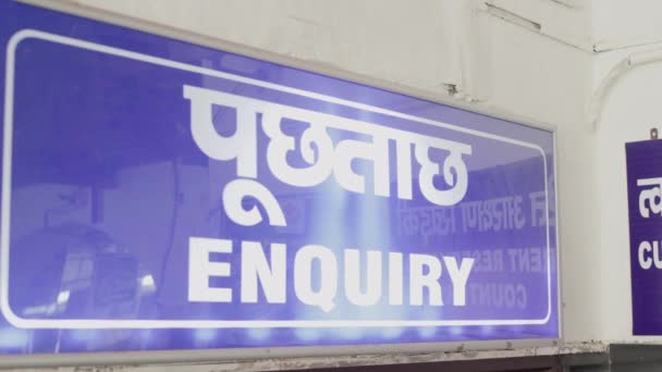 Vyšetřovací přepážka na nádraží v Indii, během epidemie Corona. — Stock video